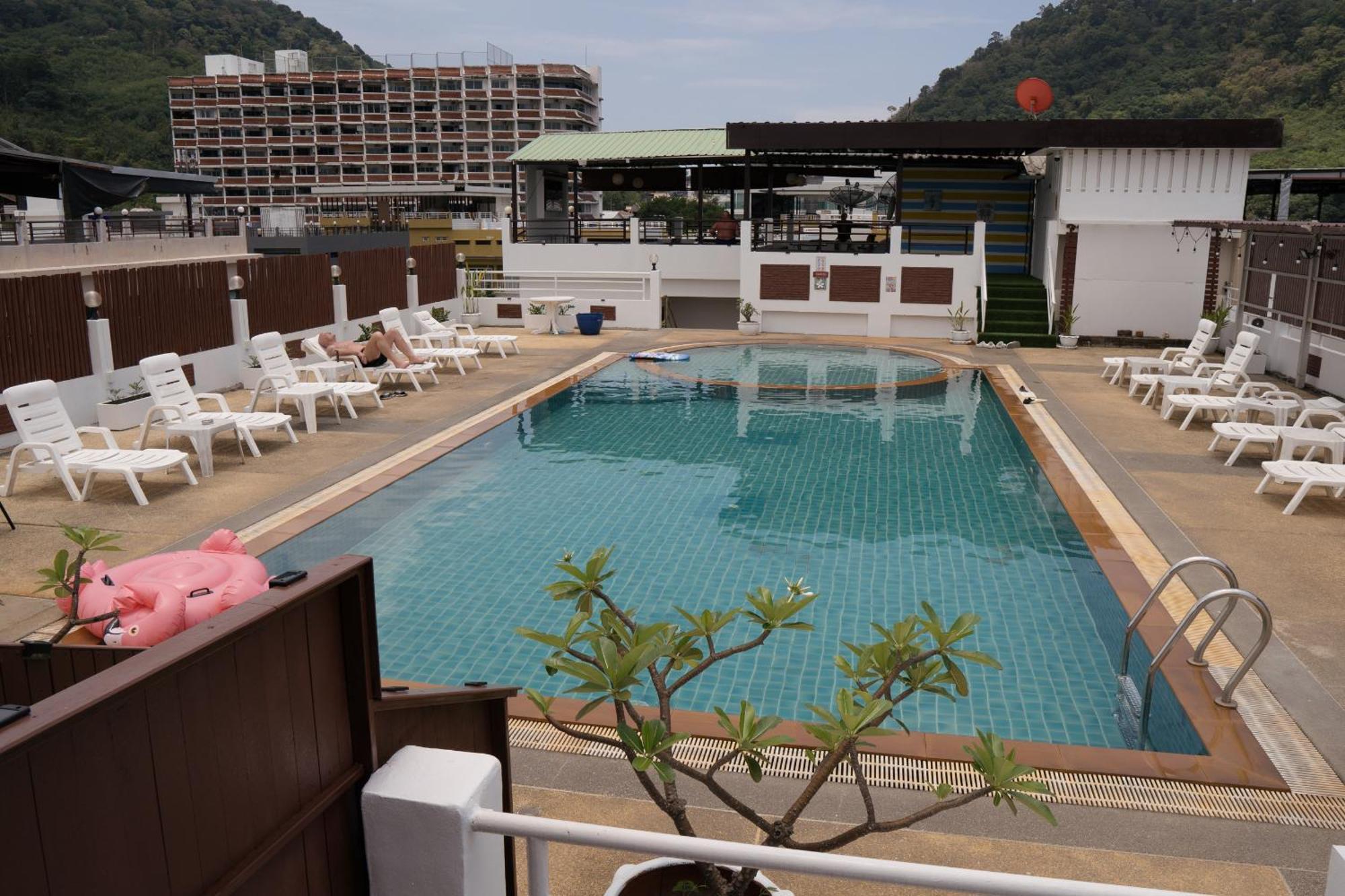 Issara Patong Beach Exterior foto